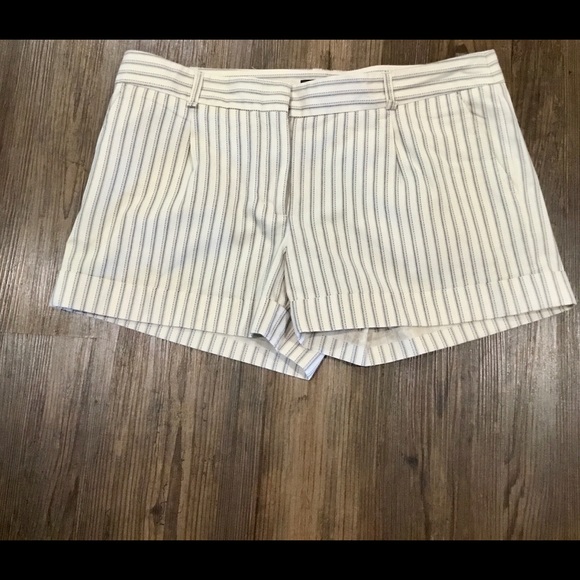 BCBGMAXAZRIA shorts - Picture 2 of 3